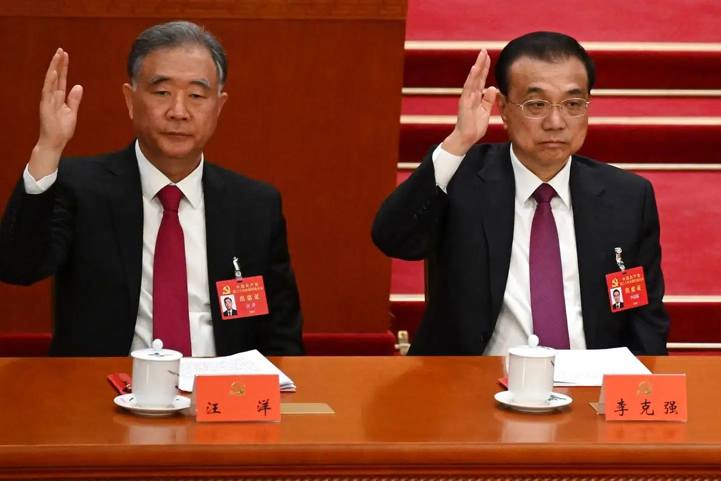 Kinas Premierminister Li Keqiang bliver ikke genudpeget. På billedet ser vi Wang Yang (L) og Li Keqiang. (Photo by Noel CELIS / AFP)