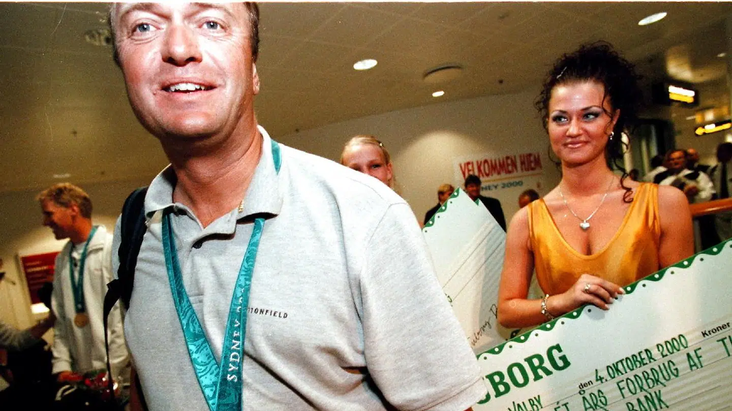 Her ses Jesper Bank med sin OL-guldmedalje i Københavns Lufthavn.