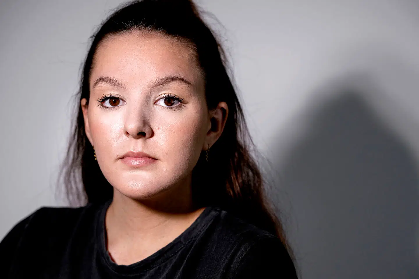 Celeste Egede og Niklas Rasmussen er forældre til en dødfødt datter. De føler sig dårlig behandlet af hospitalet, der ikke tog hensyn til deres behov, da de sad med dødfødte Eleanor blandt alle de glade nyslåede forældre på barselsafsnittet.