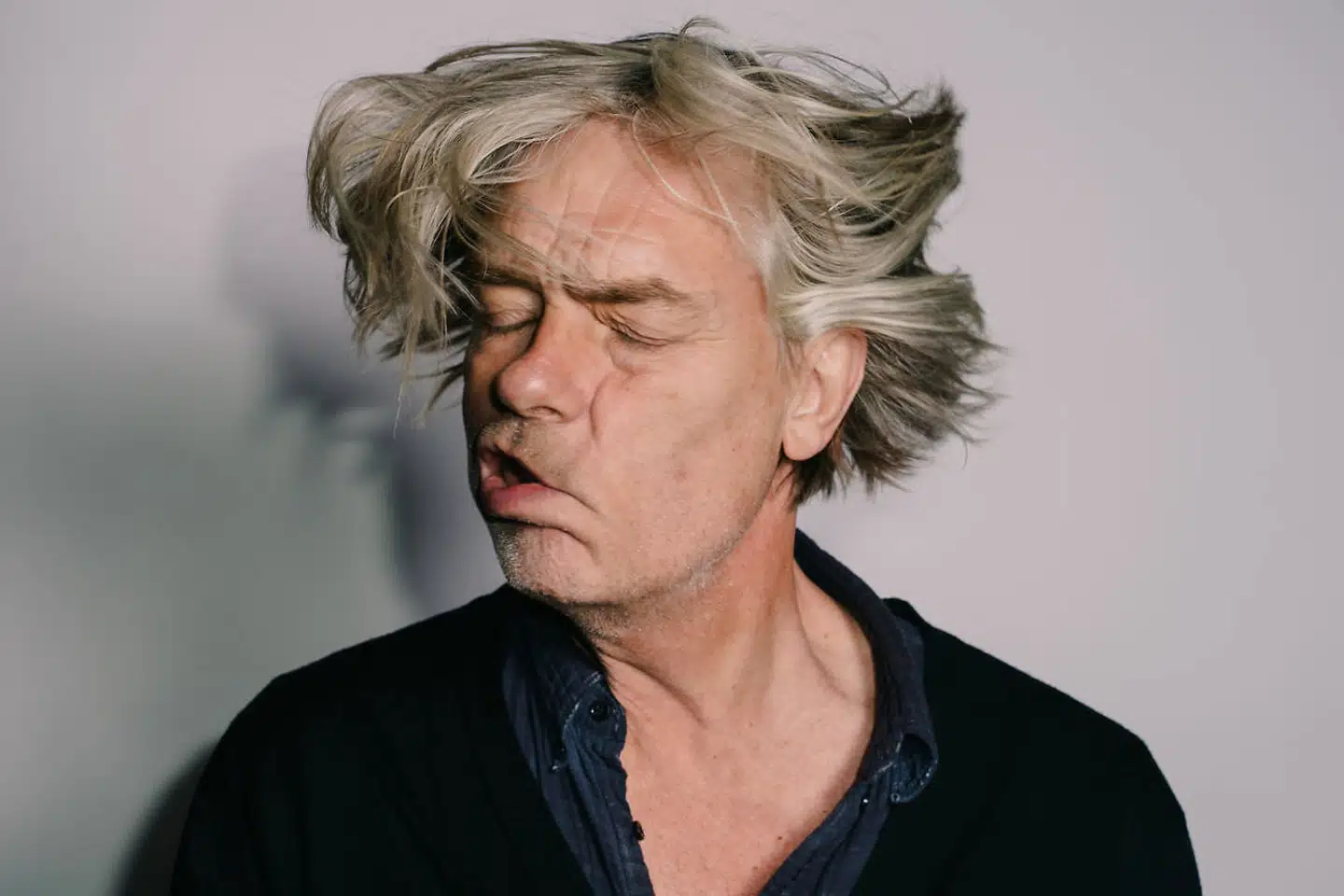 Gnags-forsangeren kalder sig for krops-humorist. I flere årtier har han hældt danskvand i håret og råbt: »Er I der? Yeah! »Så er vi 18 år igen. Eller 28, lige nu og her i summen af tid,« skriver han i sine erindringer, der udkommer på onsdag.