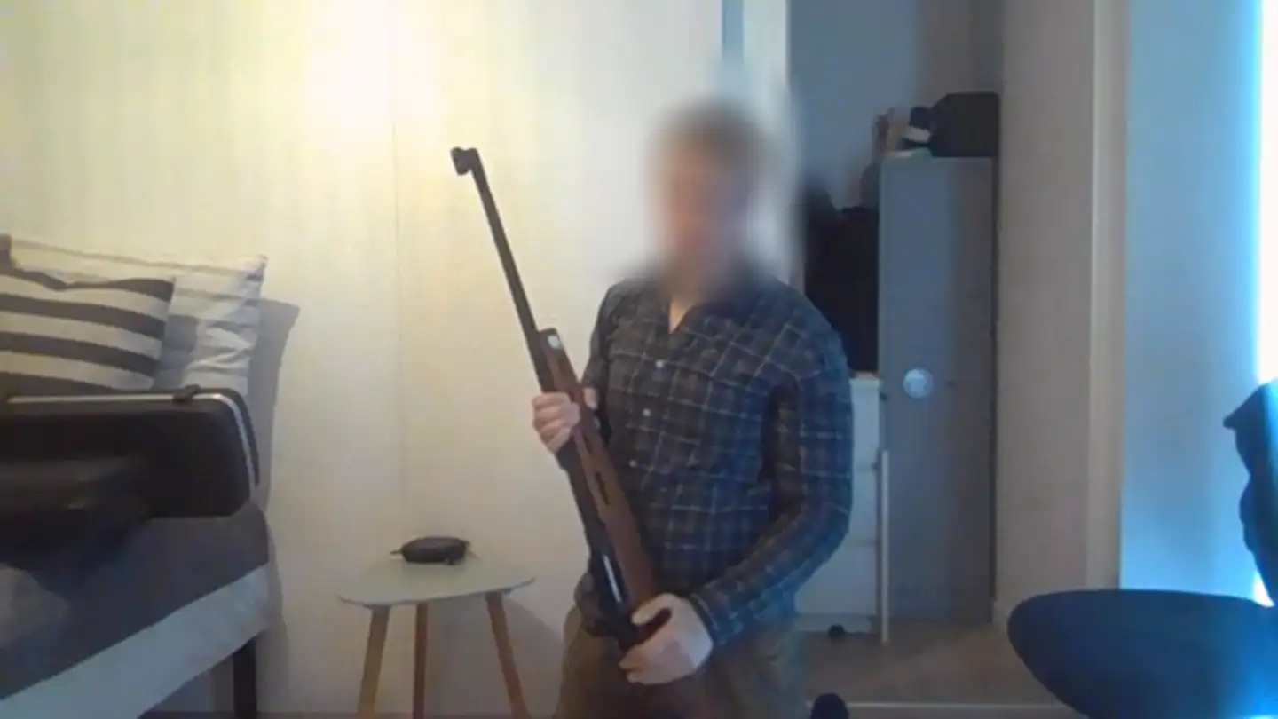 På flere YouTube-videoer, som blev postet kort inden angrebet i Field's, poserer den unge mand blandt andet med en riffel.