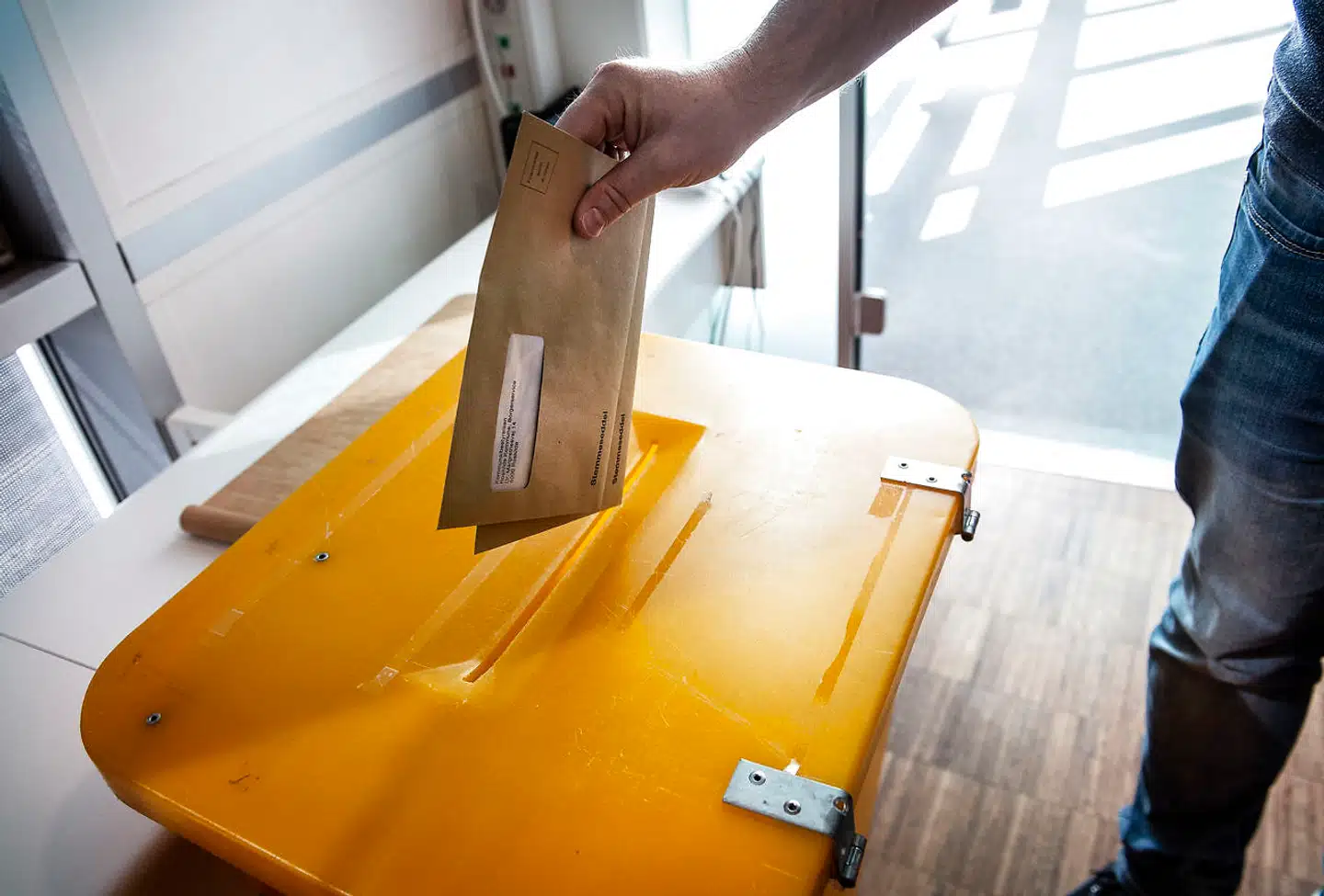 »Det er en kæmpe fejl og et stort demokratisk problem. Jeg er dog glad for, at skaden er rettet op, og det virker ikke til, at nogen har gjort det med vilje. Det undrer mig dog, at det overhovedet kan ske,« sagde Enhedslistens Rosa Lund mandag til TV 2 Lorry.