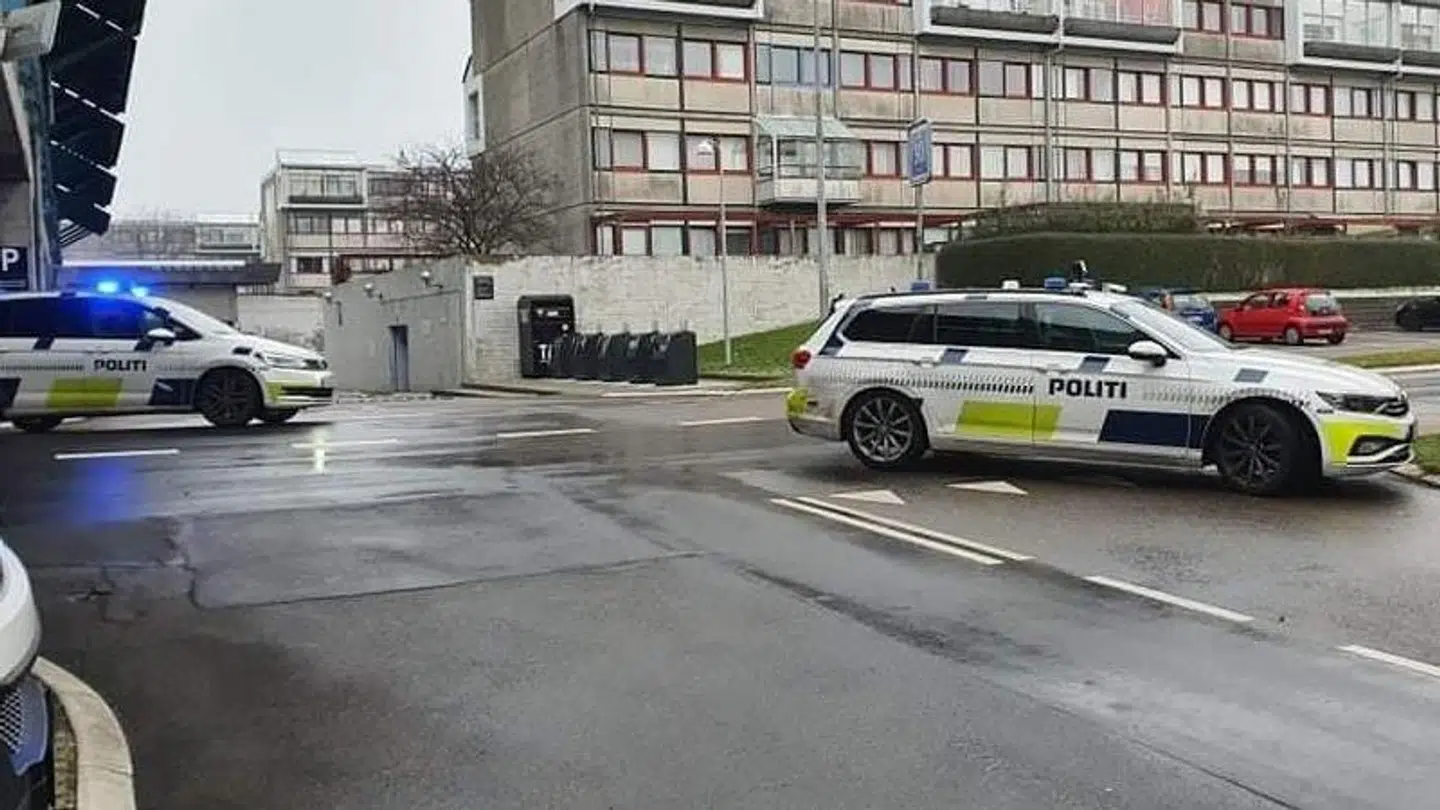 Politiet til stede ved Hallingparken i Brøndby ved København kort efter det dødelige skyderi.