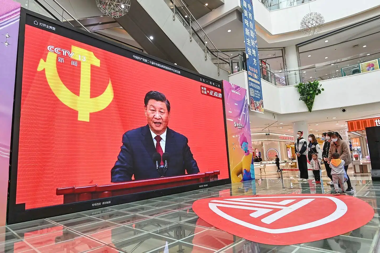 Folk på gaden i Kina kunne se med, da Kinas præsident, Xi Jinping, holdt tale på partikongressen i Kinas kommunistiske parti. Her opnåede han noget nær total kontrol med partiet og med landet.