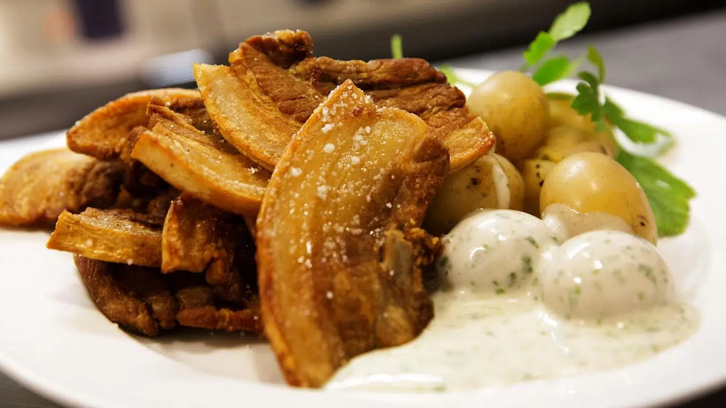 Stegt flæsk med persillesovs.