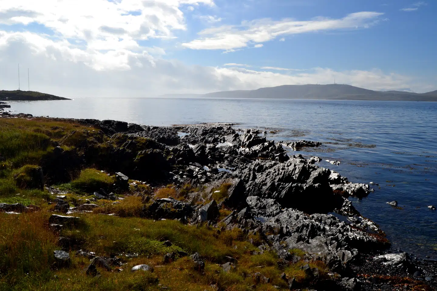 De fleste anklagede hekse blev sænket bagbundne ned i sundet ved Vardø. Sank de til bunds, var de alligevel ikke hekse. Bemærk de militære master i baggrunden.