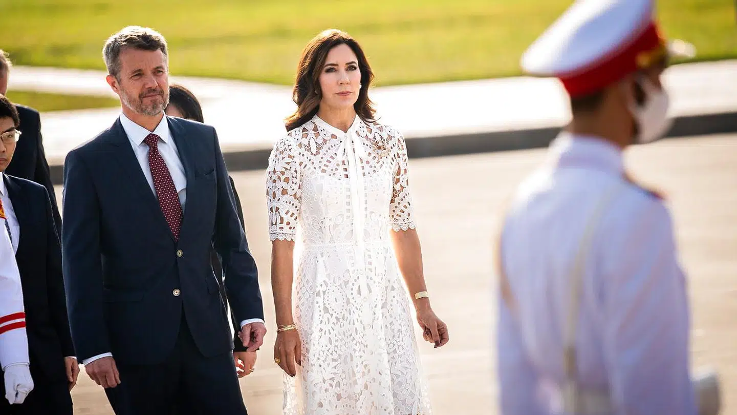 Kronprins Frederik og Kronprinsesse Mary ankommer til Ho Chi Minh Mausoleum under et erhvervsfremstød i Hanoi, Vietnam, tirsdag den 1. november 2022. (Foto: Ida Marie Odgaard/Ritzau Scanpix)