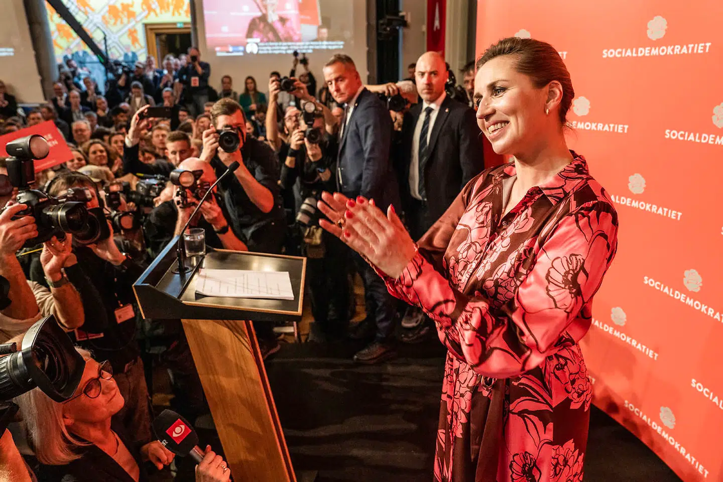 Valgaftenen er overstået, og Mette Frederiksen har stadig et rødt-grønt flertal bag sig. Men dramaet fortsætter dagen derpå.