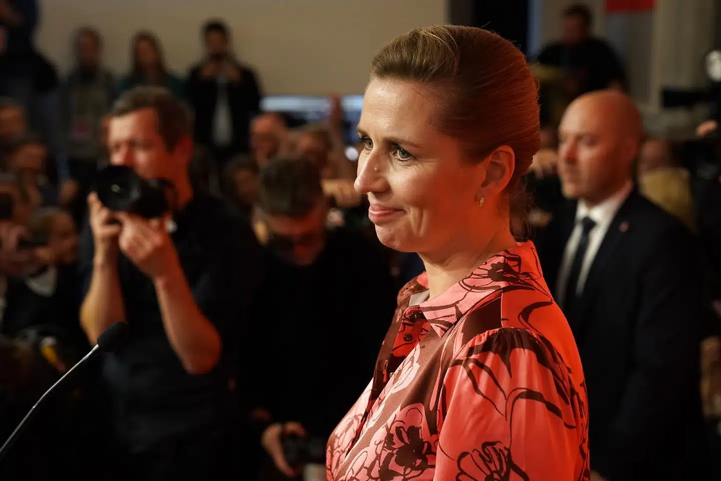 Skulle det lykkes Mette Frederiksen (S) at danne en bred regering hen over midten, vil prisen blive høj, lyder det fra politisk kommentator.