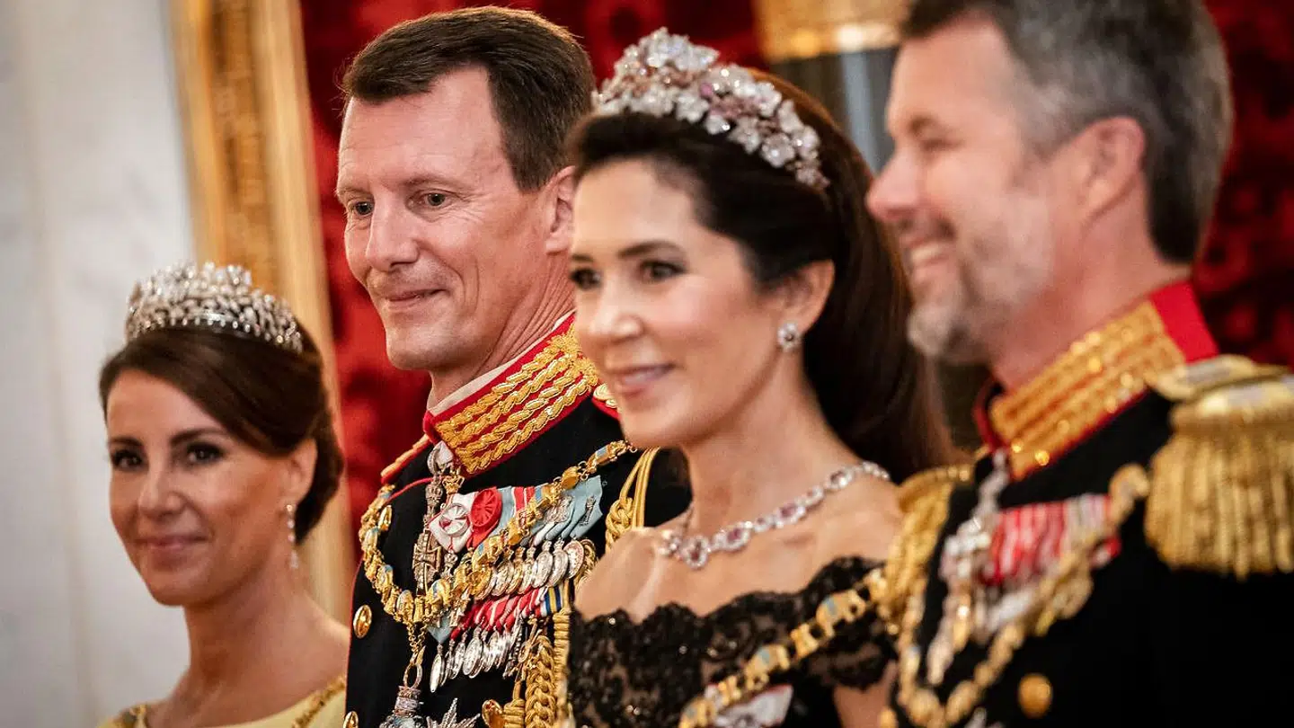 Kronprinsparret og prinseparret var samlet, da Dronningen kunne fejre sit 50-års regeringsjubilæum. Blot en måned senere blev Kongehuset ramt af krisen om prinse- og prinsessetitlerne.