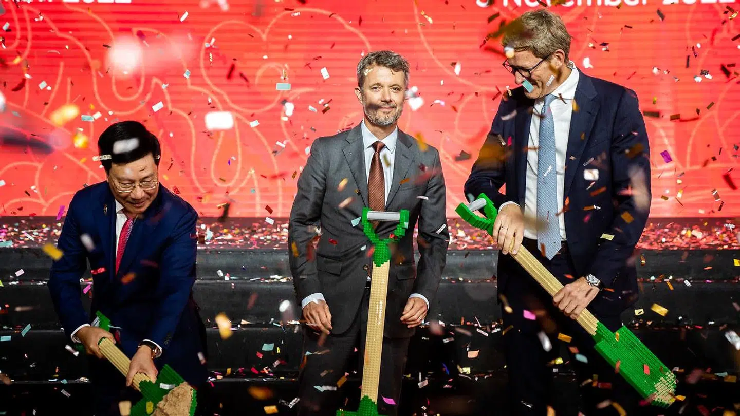 Kronprins Frederik tager første spadestik til en CO2-neutral Lego-fabrik under et erhvervsfremstød i Binh Duong, Vietnam, torsdag 3. november 2022. (Foto: Ida Marie Odgaard/Ritzau Scanpix)