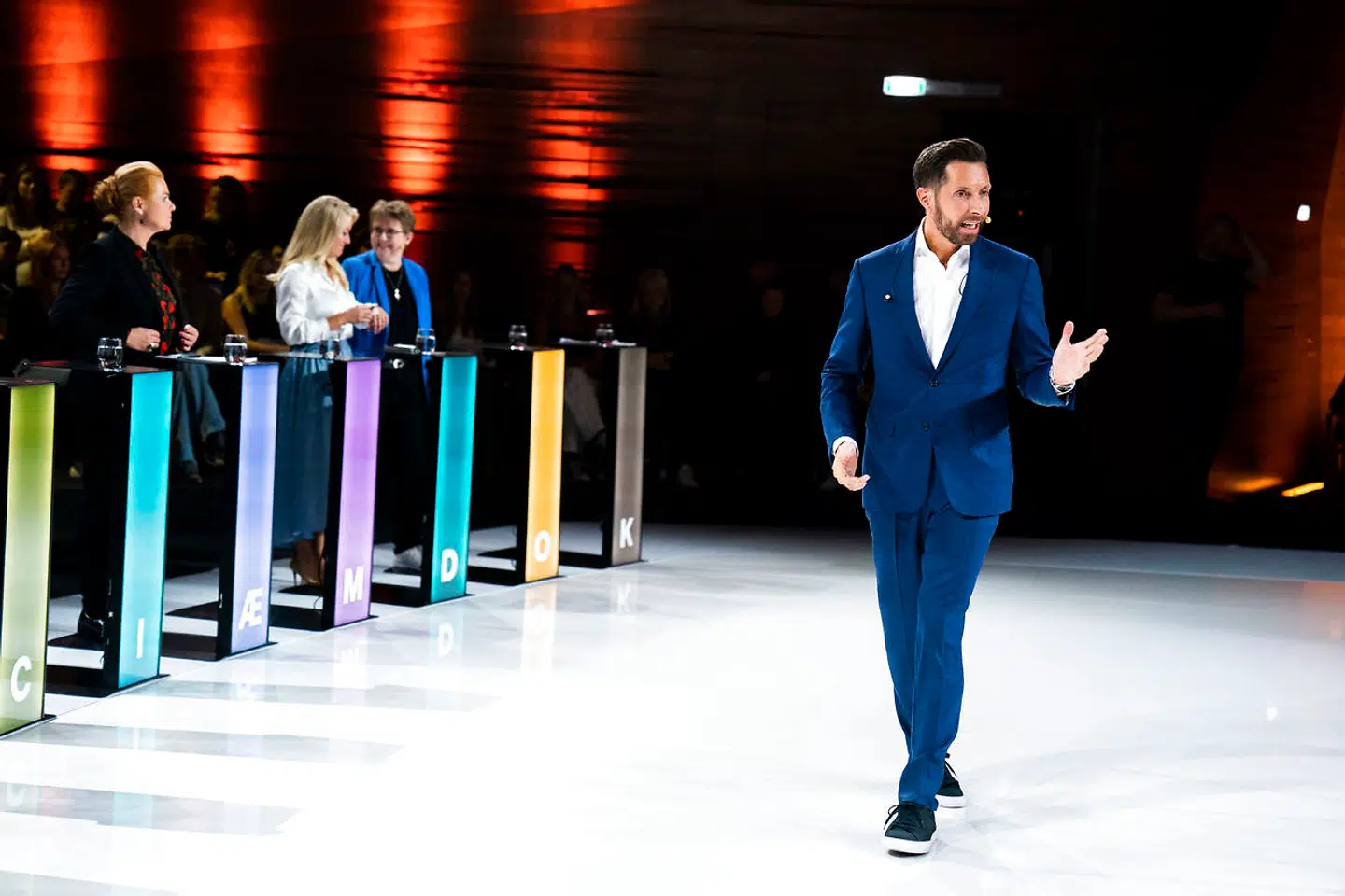 Kåre Quist byder velkommen til Partilederdebatten Demokratiets aften afholdes i DR Byen i København, søndag den 30. oktober 2022. To dage senere måtte han trække stikket på grund af sygdom.