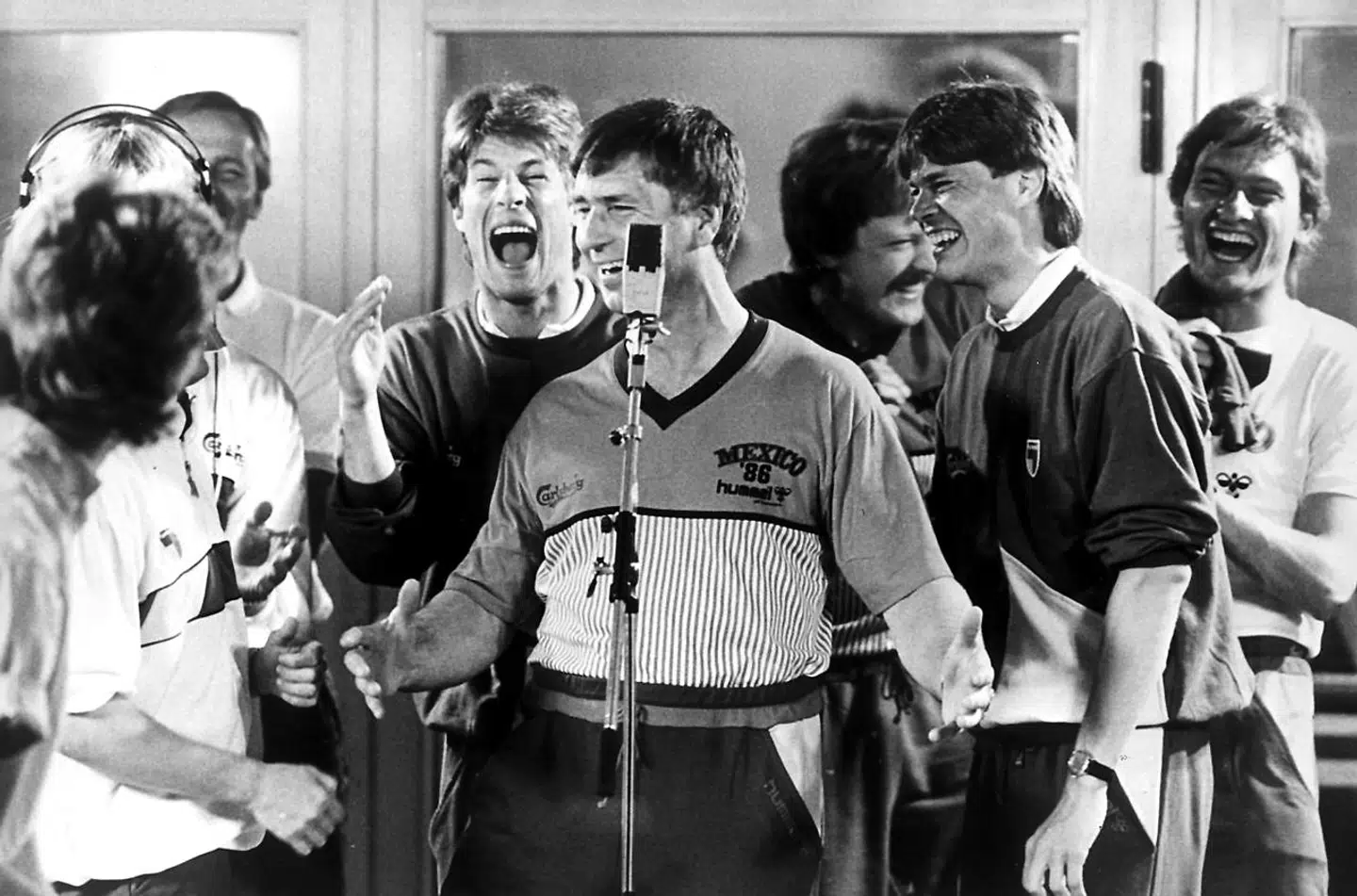Fodboldlandsholdet indspiller landeplagen Re-Sepp-Ten i 1986 inden de tager til VM i Mexico. Med på sangen som rapper (men ej på fotoet) var sportsjournalist Gunnar NU Hansen. Foto: NF