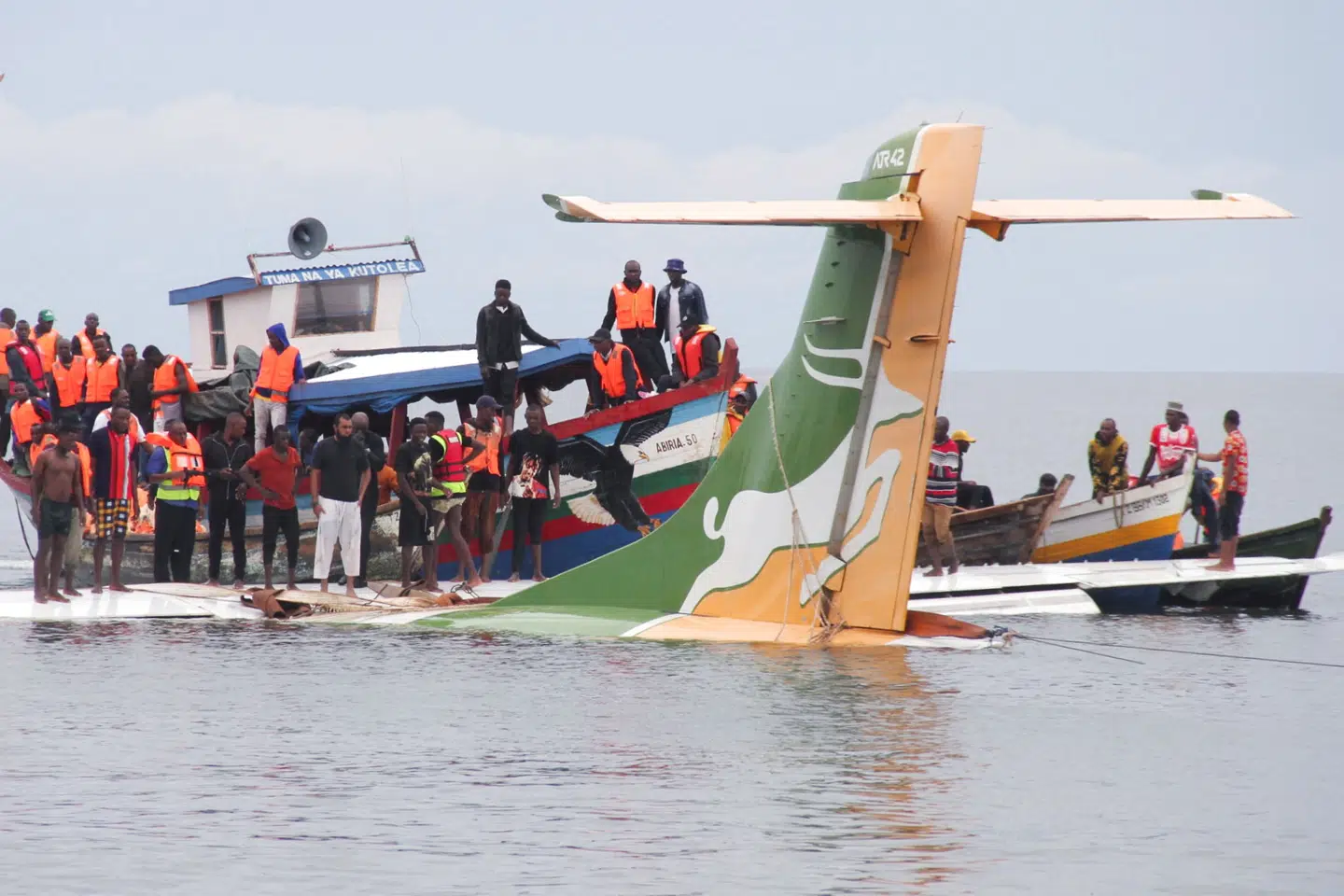 Tre omkom, da fly foretog mislykket nødlanding på søen Lake Victoria i Tanzania. 43 personer var om bord på flyet. Stringer/Reuters