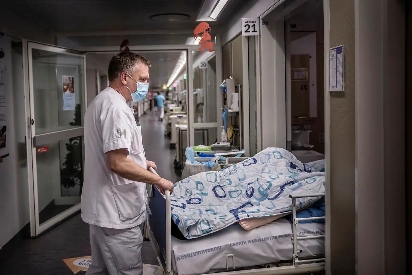 Lungemedicinsk Afdeling på Hvidovre Hospital, hvor patienter med coronavirus er indlagt. En portør kører en patient fra afdelingen til en af de andre afdelinger på hospitalet, hvor der er indlagt patienter med covid-19. Både Lungemedicinsk Afdeling, Infektionsmedicinsk Afdeling og Intensiv Terapiafsnit havde mange covid-19-patienter indlagt i slutningen af 2020.