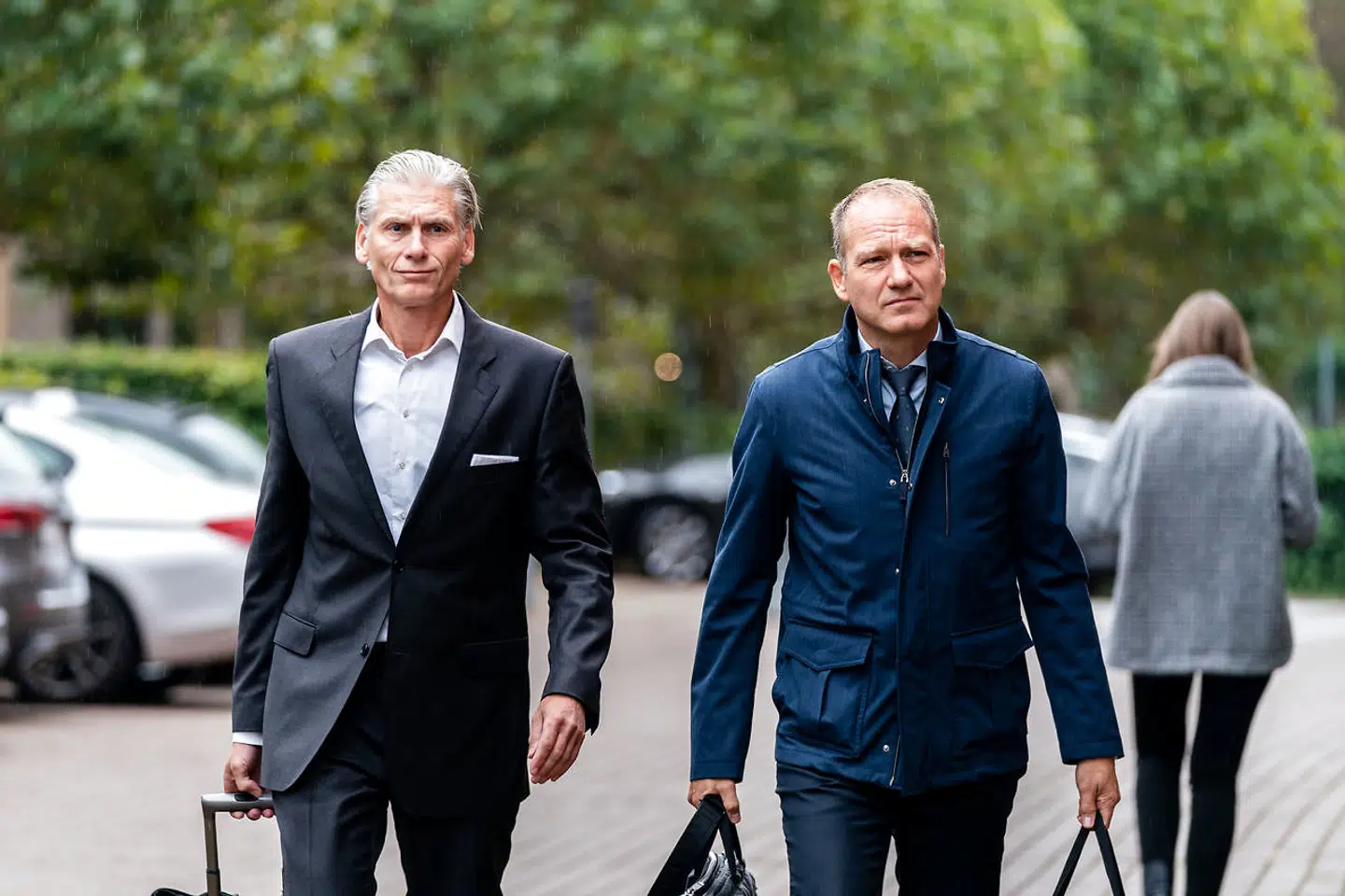 Sådan så det ud, da Thomas Borgen ankom med sin advokat til Retten i Lyngby i oktober. Nu er han kommet sejrrig ud på den anden side af retssagen.