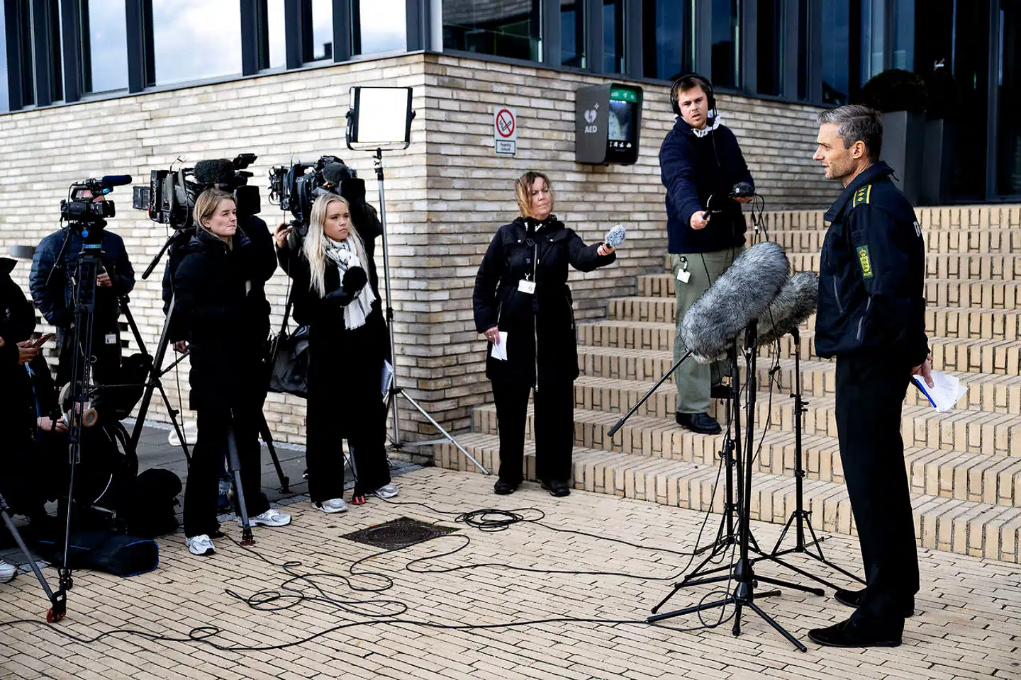 Her ses vicepolitiinspektør Kim Løvkvist fra Midt- og Vestsjællands Politi fortælle om anholdelsen i drabssagen fra Holbæk på et pressemøde i Roskilde mandag.