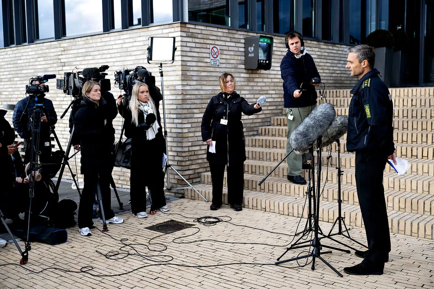 Her ses vicepolitiinspektør Kim Løvkvist fra Midt- og Vestsjællands Politi fortælle om anholdelsen i drabssagen fra Holbæk på et pressemøde i Roskilde mandag.