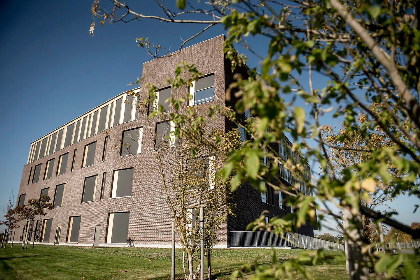 Det er her ved retten i Roskilde, at politikeren er tiltalt for grov vold mod sine børn gennem 20 år.