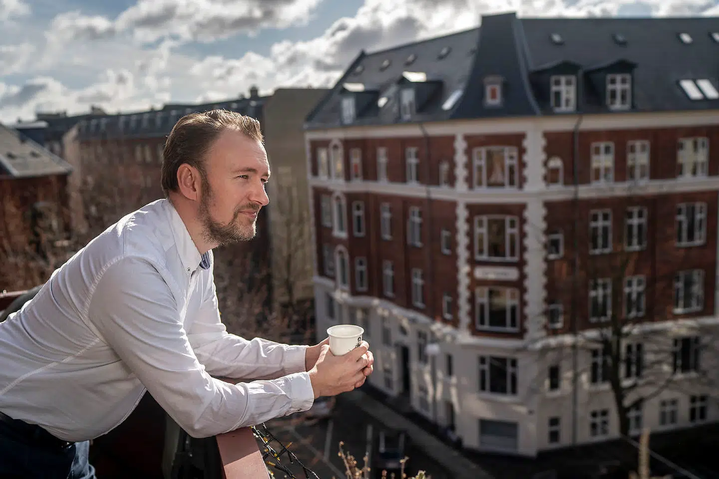 Steven Højlund har tidligere udviklet apps, står bag podcasten »Søger noget seriøst« og har udgivet bogen »Fra dating til kærlighed og kæreste«. Han er optaget af at forsøge at oversætte noget af det, der foregår i cyberspace, til den verden, vi normalt opererer i.