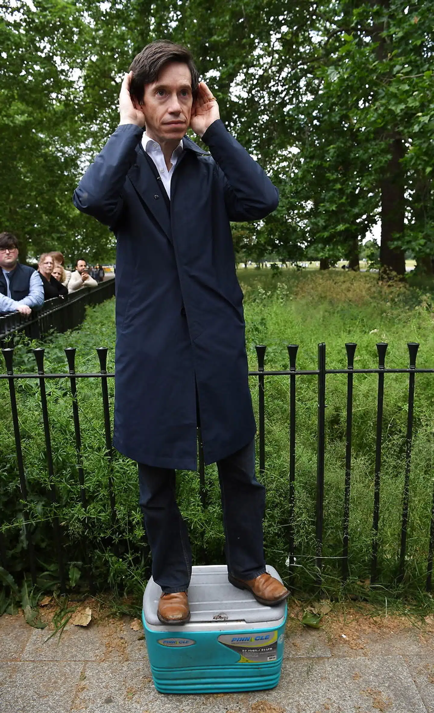 Rory Stewart fører valgkamp på en køletaske i Speaker’s Corner i Hyde Park. Han har været formandsopgørets helt store chok. Men onsdag aften sluttede det. Foto: Facundo Arrizabalaga/Ritzau Scanpix