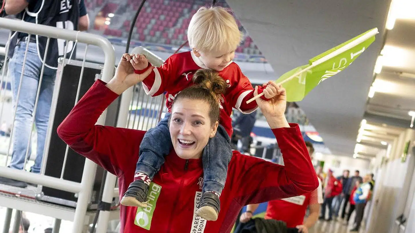 Rikke Iversen med sin nevø Elliot efter kampen mod Kroatien.