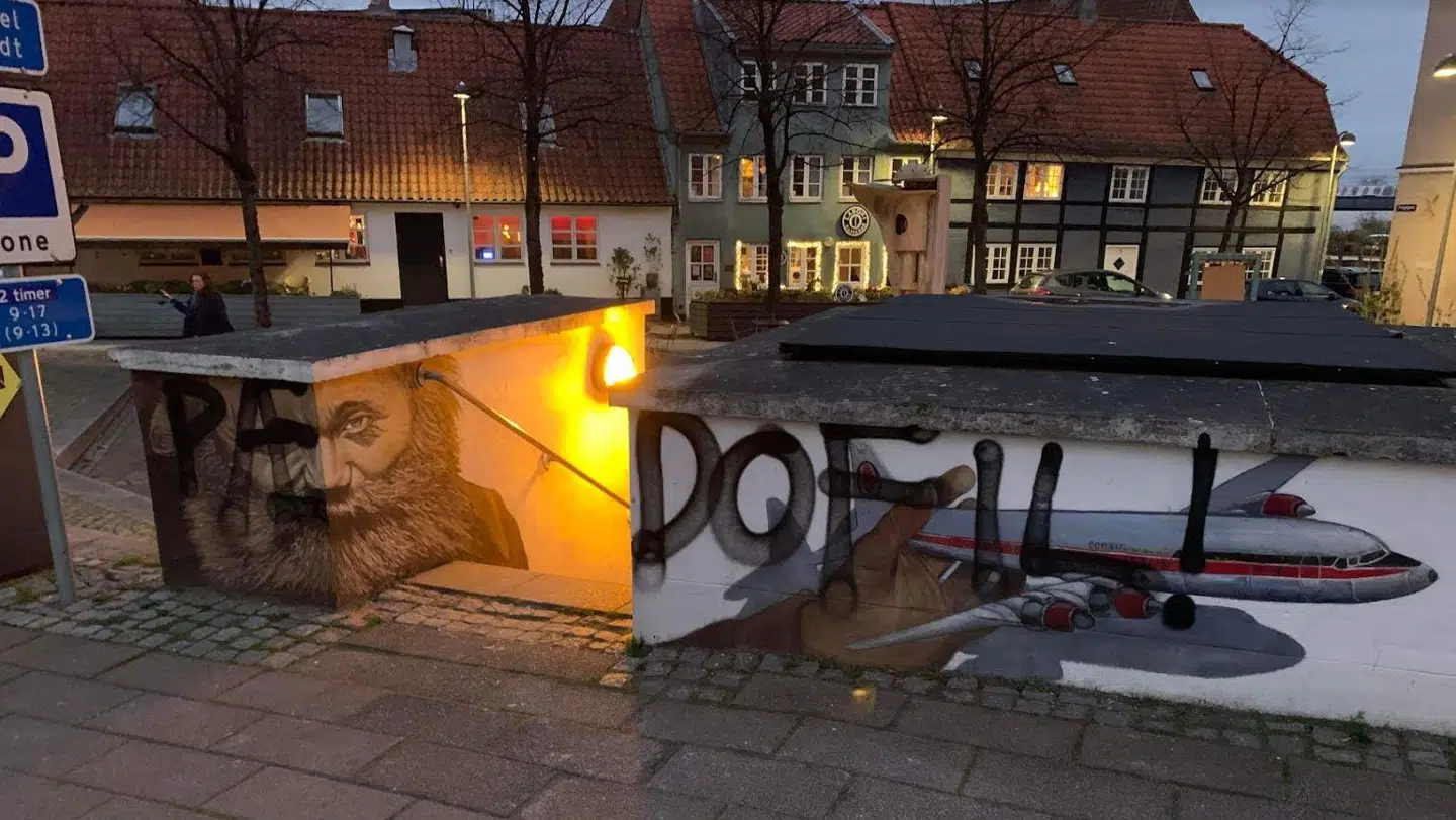 Her ses, hvordan der er skrevet 'PÆDOFIL' på Simon Spies Plads i Helsingør.