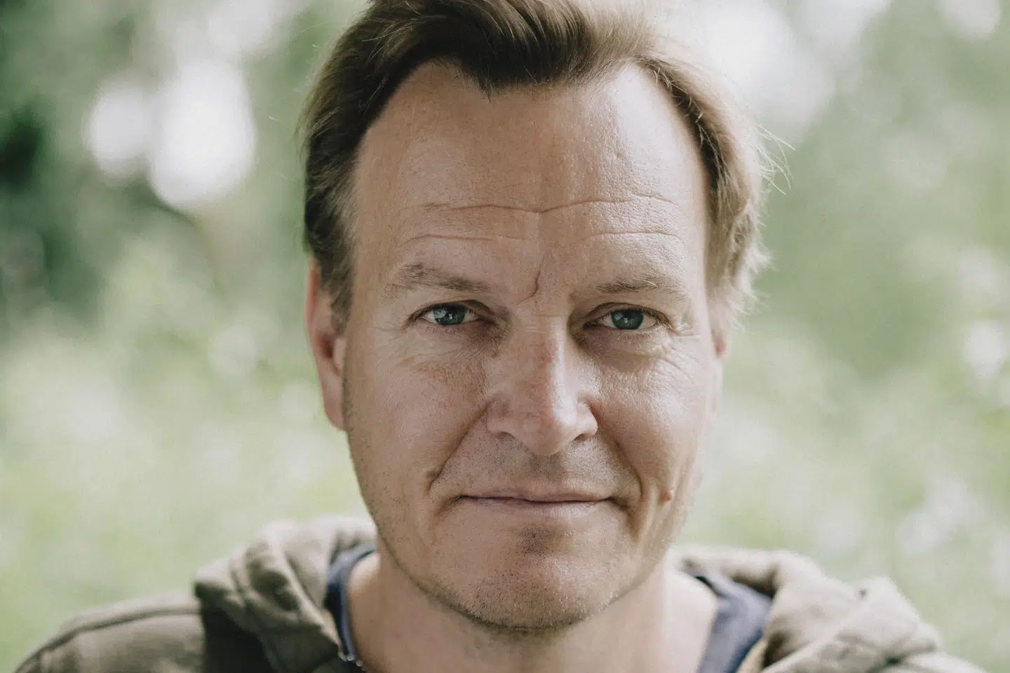 Den kendte korrespondent Rasmus Tantholdt er så inkarneret AGF-fan, at han har klubbens logo tatoveret på overarmen. (Arkivfoto). Mathias Eis/Ritzau Scanpix