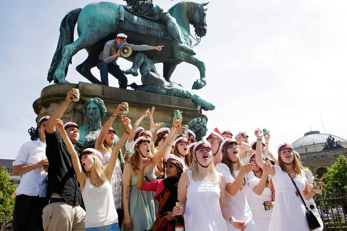 Nyudsprungne studenter danser fredag 26. juni 2009 traditionen tro omkring Krinsen på Kongens Nytorv efter endt eksamen.