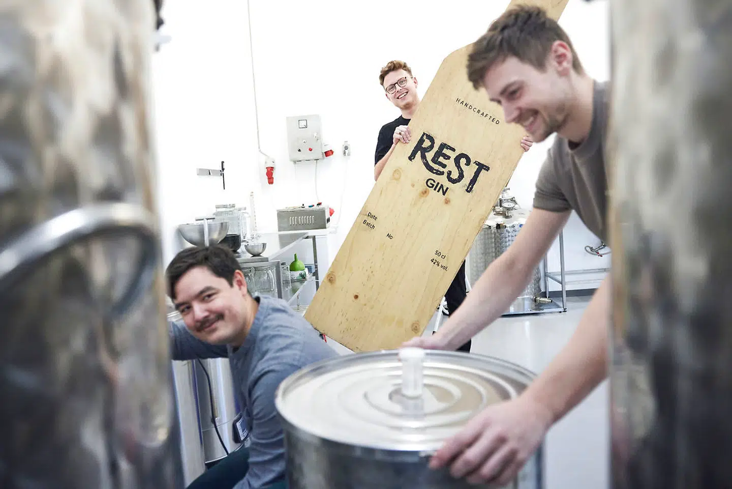 De tre studiekammerater Rolf Nielsen (tv.), Christen Holbæk (i midten) og Erik Sig Hansen (th.) producerer bæredygtig gin på REST Destilleri, og de håber, at der bliver indført en CO2-afgift, som de kan bruge som konkurrenceparameter.