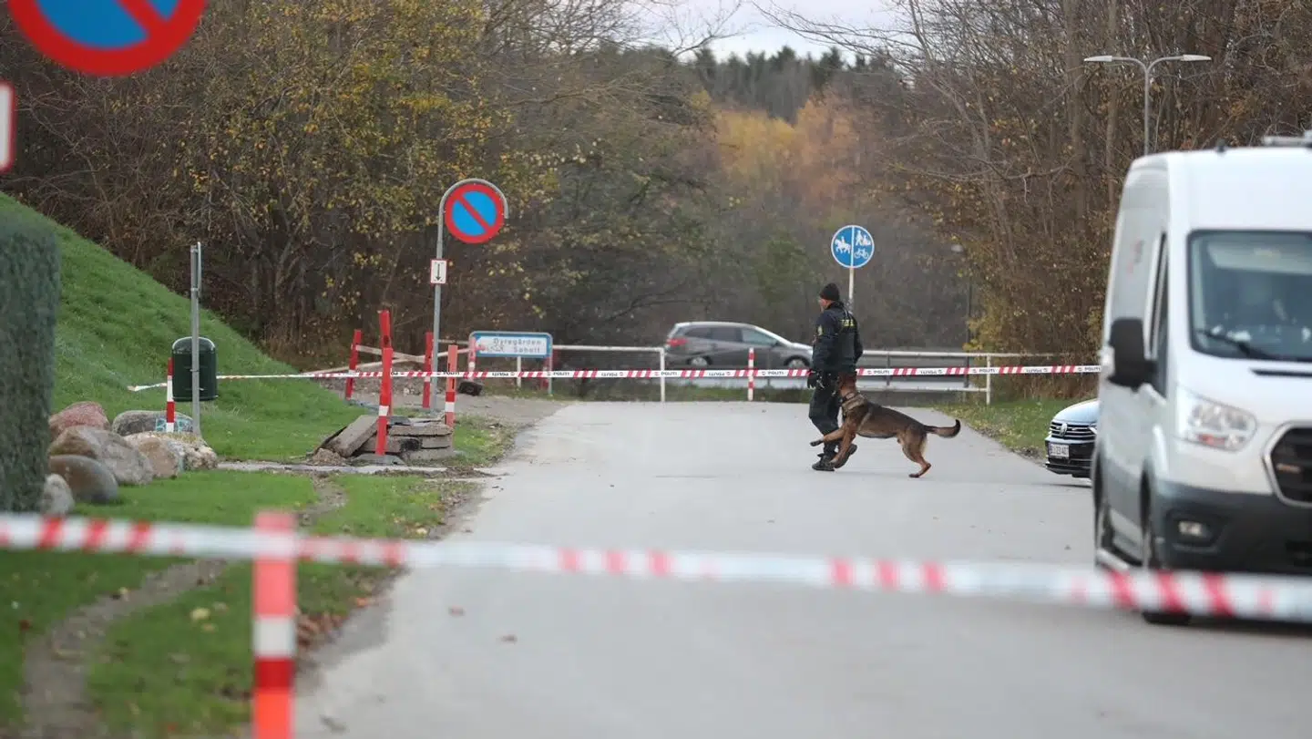 En talstærk politistyrke afspærrede efter skyderiet flere områder omkring gerningsstedet og ledte efter spor – blandt andet med hunde.