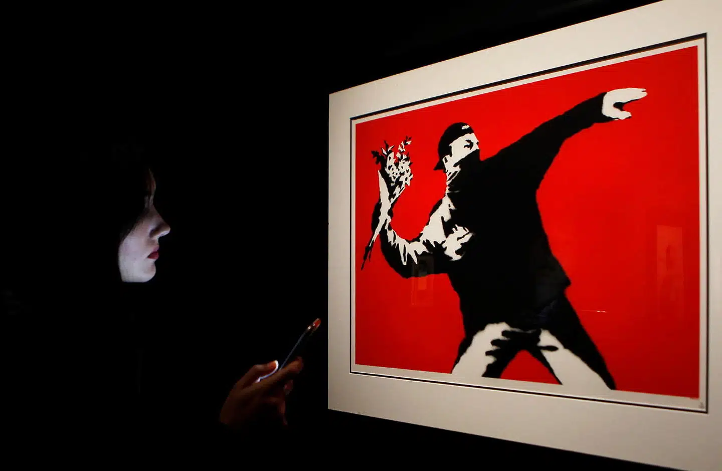 Modefirmaet GUESS har brugt dette motiv, som den britiske graffitikunstner Banksy har skabt, i sit udstillingsvindue på Regent Street i London. Det er ifølge kunstneren sket, uden at man har fået lov.