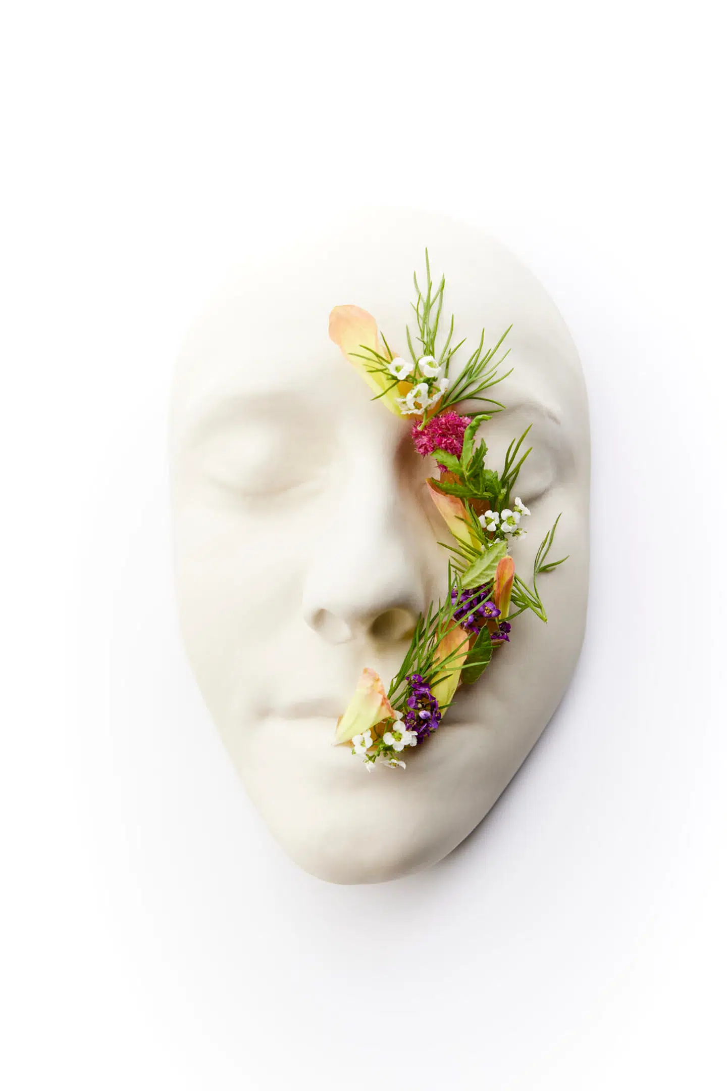 Afstøbning af ansigt med kombucha og blomster.