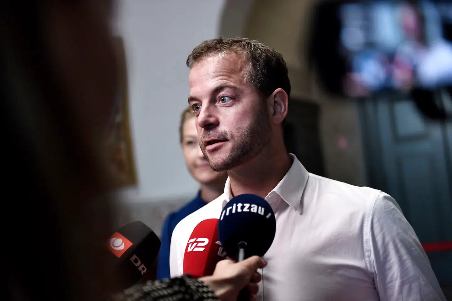 Morten Østergaard og Sofie Carsten Nielsen (R) ankommer til regeringsforhandlinger med Socialdemokratiet på Christiansborg, onsdag.