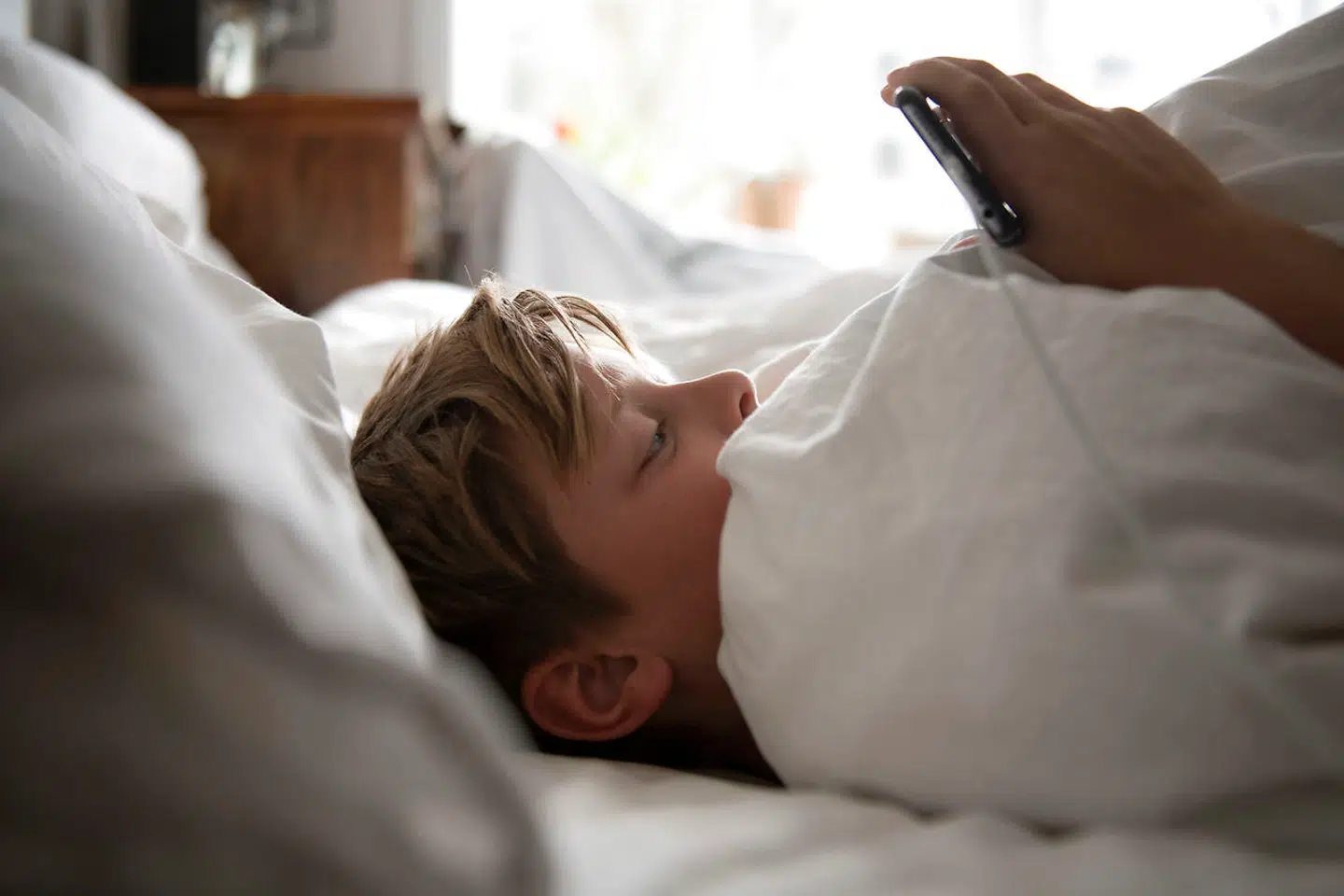 Ifølge Sundhedsstyrelsens nye anbefaling skal tiltag som eksempelvis reduceret skærmbrug og faste sovetider afprøves i mindst fire uger, før søvnhormonet melatonin kan tages i brug.