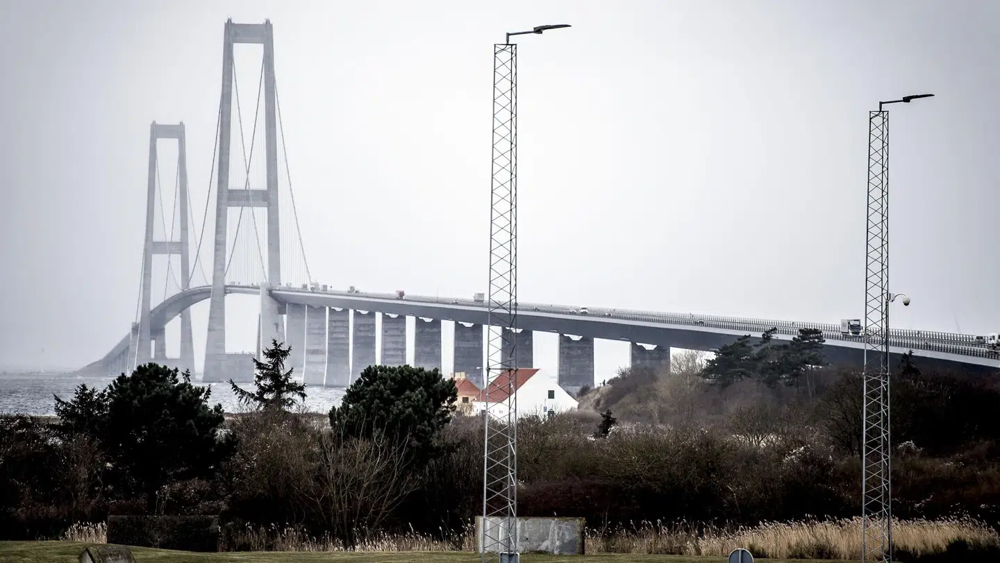 Det er forbudt for vindfølsomme køretøjer at køre over Storebæltsbroen frem til omkring 18.30 onsdag på grund af kraftig blæst. Også for færger giver vinden problemer. (Arkivfoto). Mads Claus Rasmussen/Ritzau Scanpix