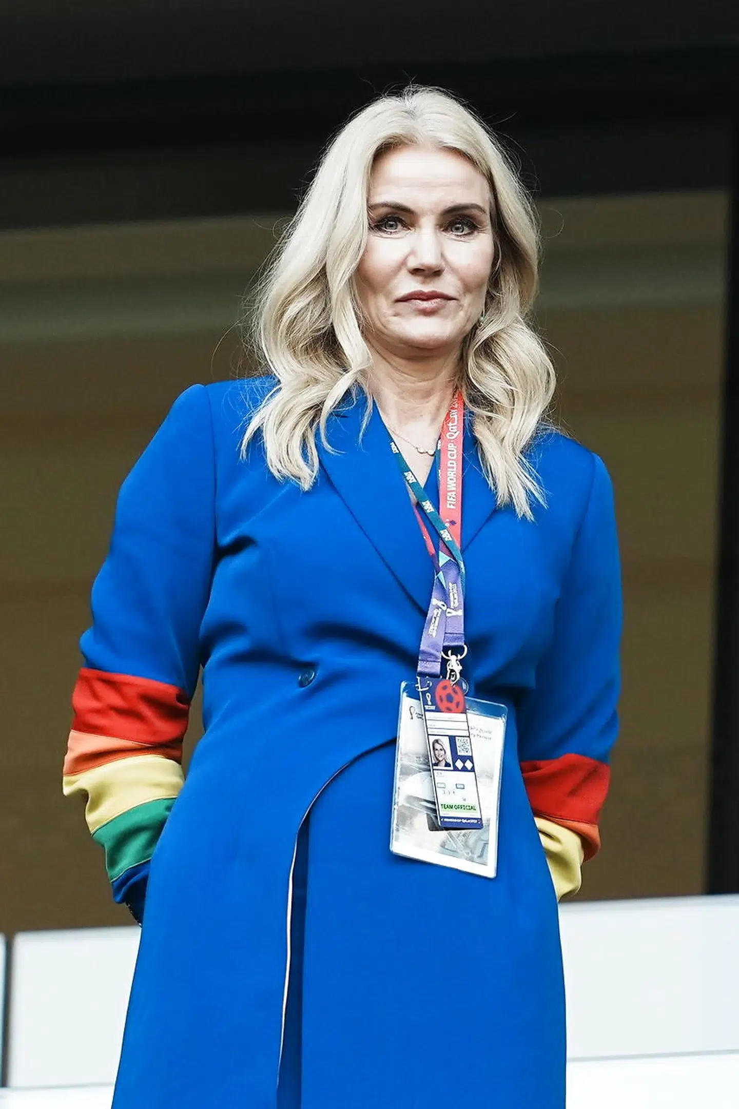 Helle Thorning-Schmidt med regnbue-ærmer.
