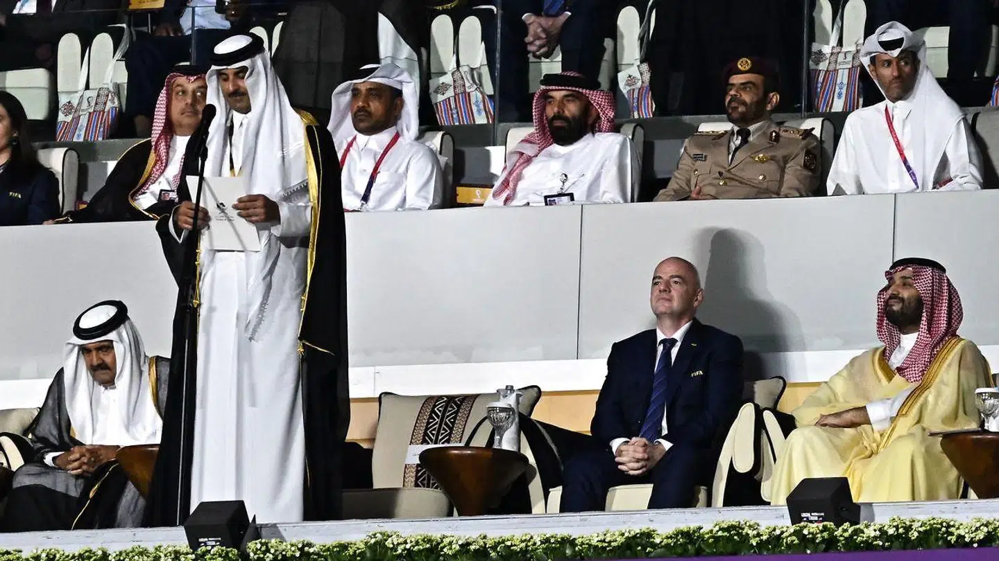 Mohammed bin Salman (th.) ved siden af FIFA-præsident Gianni Infantino og Qatars emir, sheikh Tamim bin Hamad al-Thani.