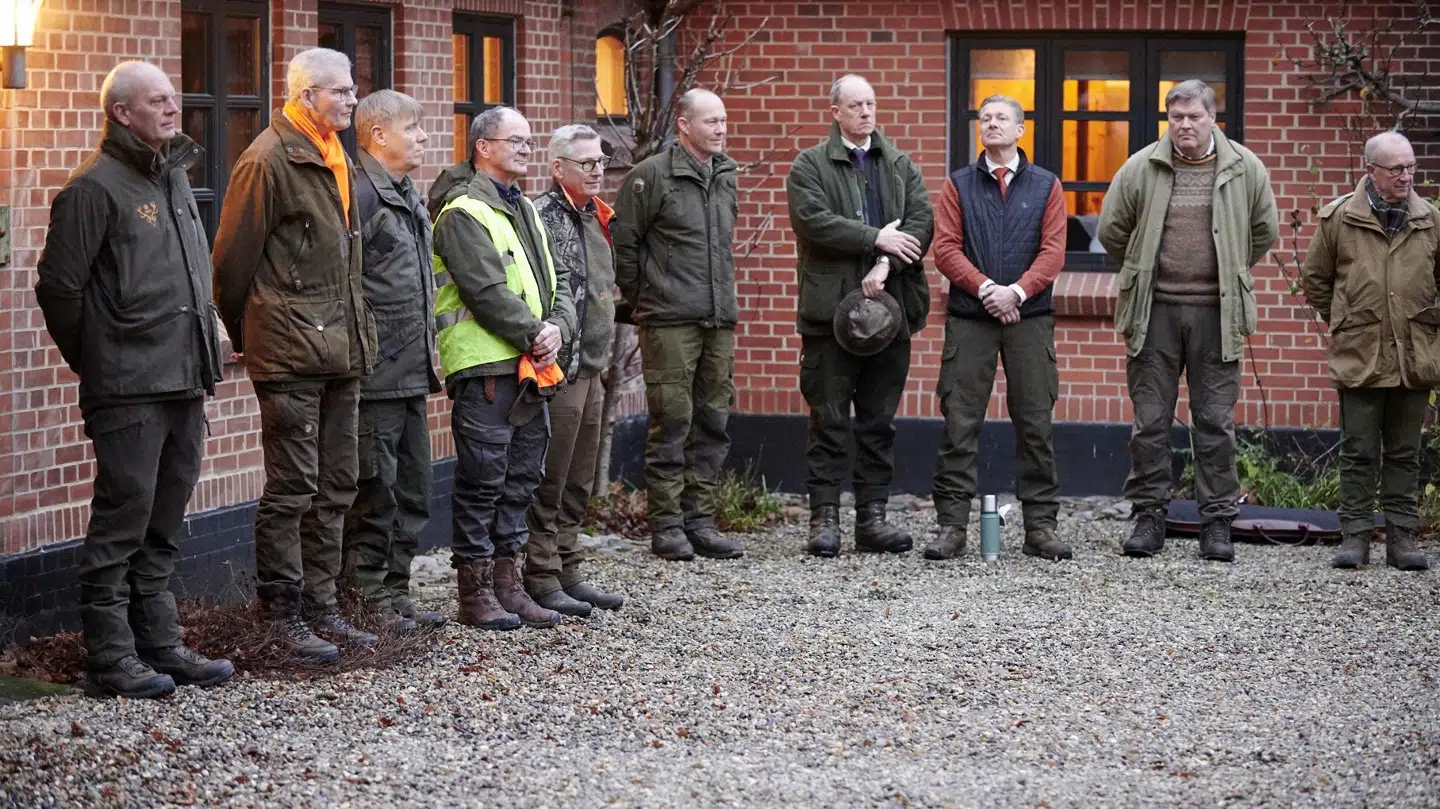 Poul Due Jensen ses i rød trøje og blå vest.