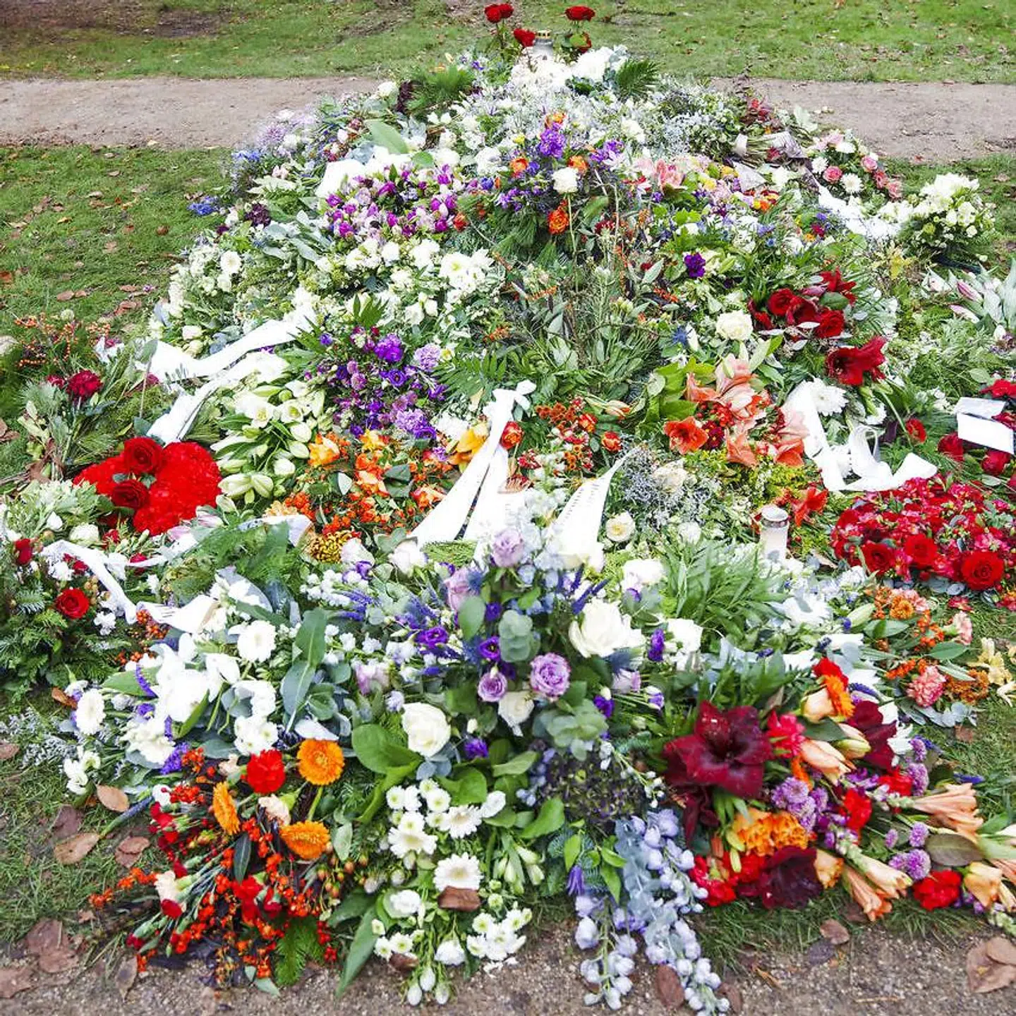 Hugo Helmigs gravsted i Aarhus er stadig badet i blomster dagen efter den private begravelse.