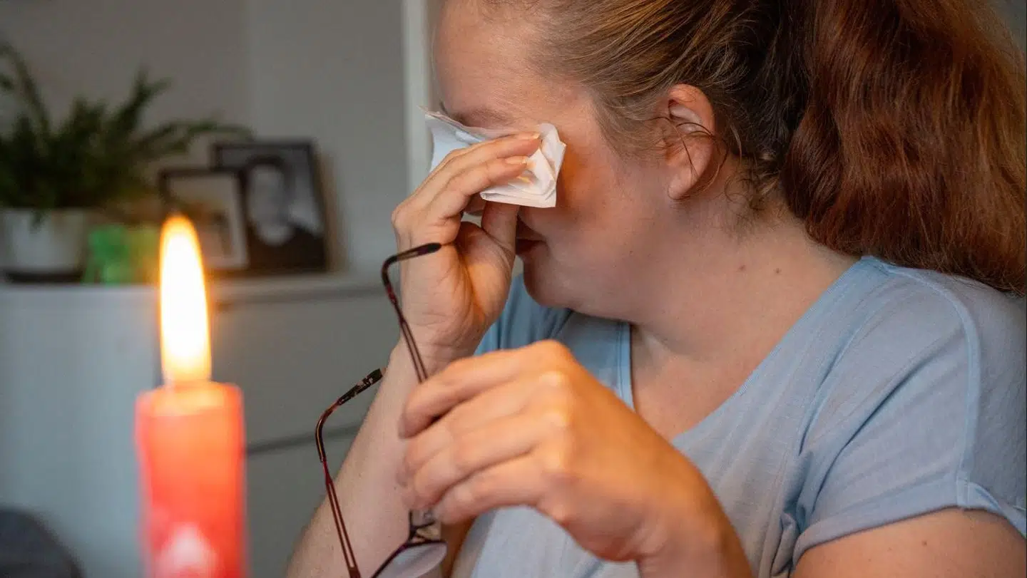 Liselotte Valentin Hansen græder, når hun taler om de ting, hun ikke har råd til at give sine tre børn denne jul. Foto: Jens Nørgaard Larsen/ Byrd