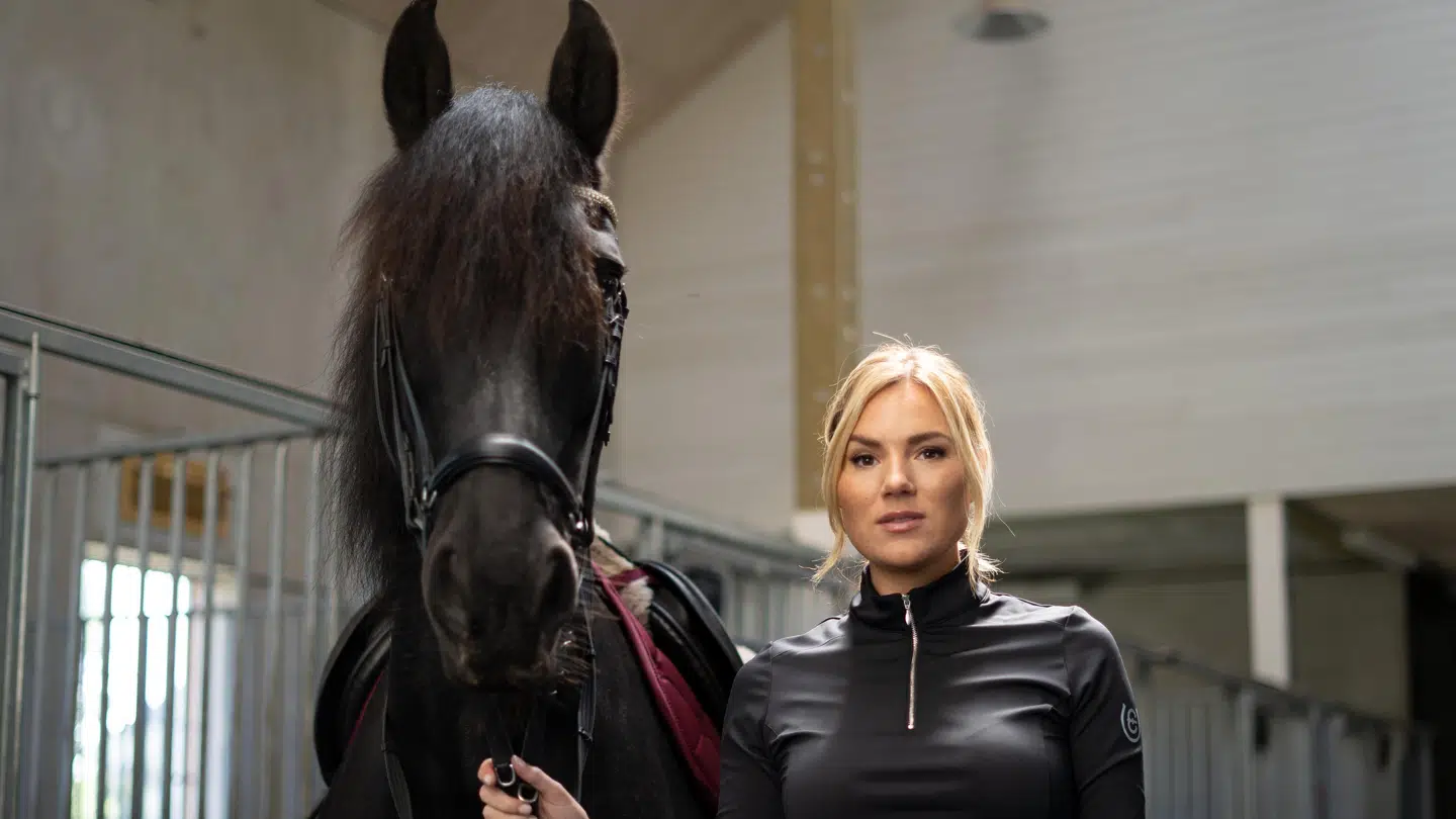 »Det var, som om jeg forlod min krop og så det hele udefra. Jeg gik ind i en boble og lod, som om jeg ikke var der. Så mærkede jeg ikke smerten på samme måde,« fortæller Sophie Jahn om den overlevelsesmekanisme, der sætter ind under de påståede voldsepisoder. Foto: Storytell.