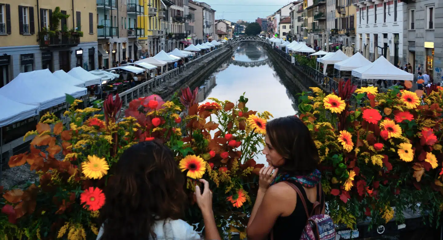Naviglio Grande er rammen om udelivet i sommerhalvåret, bl.a. også blomster-byfesten, Festa dei Fiori.