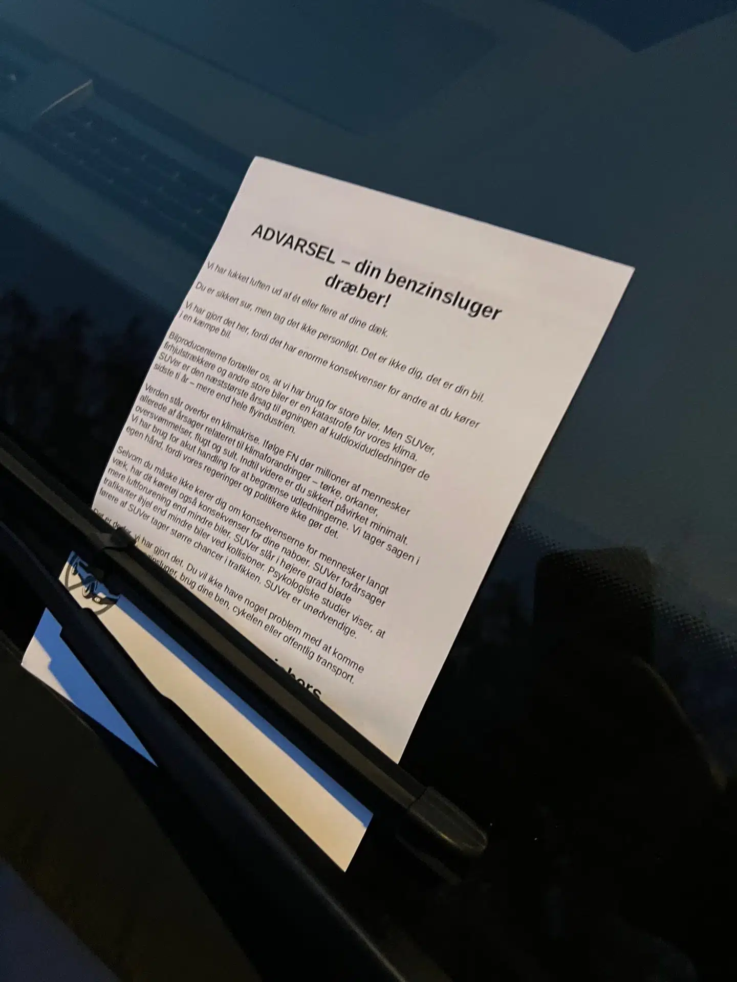 Denne seddel har tusindvis af mennesker i USA og Europa efter alt at dømme fundet i deres forrude.