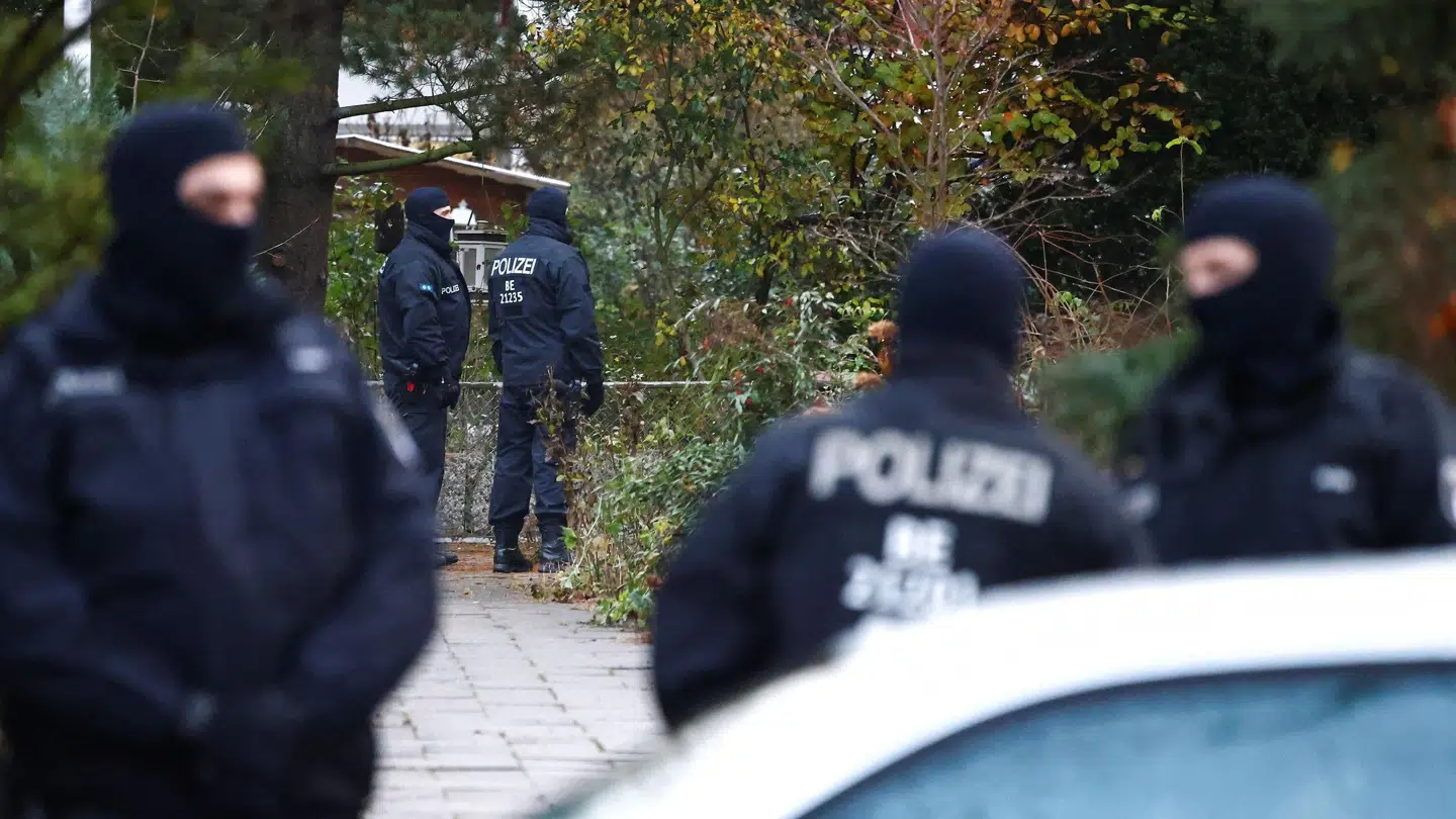 Over 3.000 politibetjente i Tyskland deltog onsdag i en landsomfattende aktion, hvor mindst 25 personer blev anholdt. Her er et større opbud af politi ved at foretage anholdelser i Berlin.