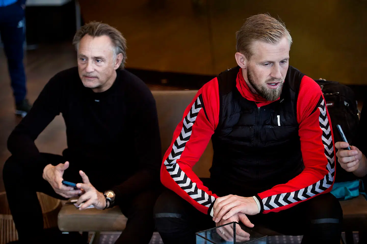 Kasper Schmeichel og målmandstræner Lars Høgh ses her ved et pressemøde for det danske fodboldlandshold i 2018. De to knyttede et tæt bånd i Høghs levetid.
