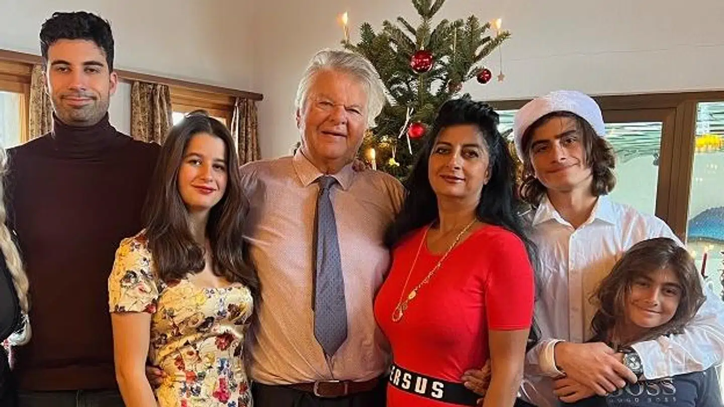 Julefoto af Susan Astani, Christian Kjær og familien samlet til jul i Schweiz.