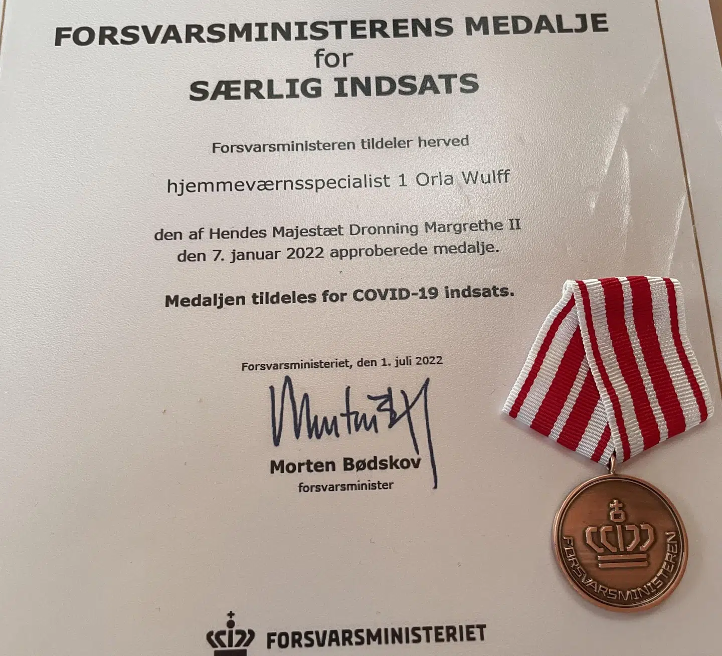Orla Wulff fra Vejle har efter næsten to års ventetid endelig modtaget sin medalje fra Forsvarsministeriet. Foto: Privatfoto.
