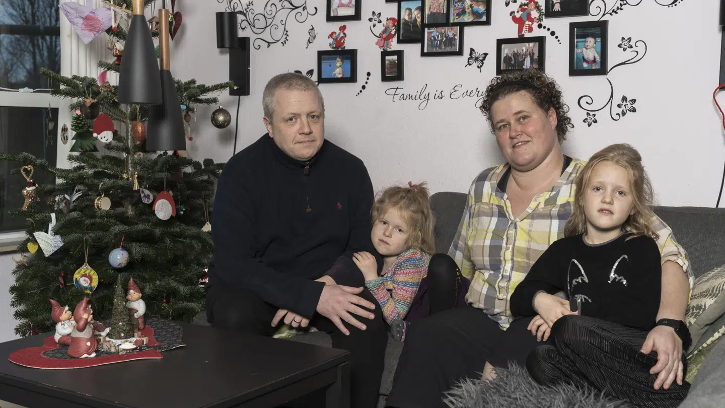 Her ses famlien Jonassen i deres stue i rækkehuset i Bjerringbro. Fra venstre ses faren Allan på 42 år, Josefine på fire år, moren Britt på 42 år og Alberte på syv år. Foto: Rasmus Laurvig/ Byrd