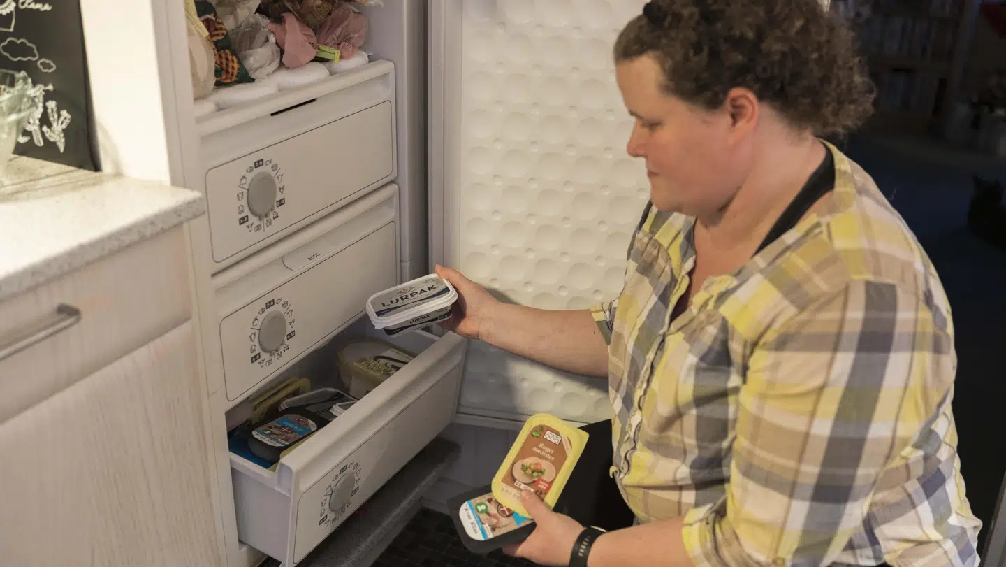 Her viser Britt Jonassen, hvordan der kan fryses madvarer som spegepølse og smør ned i fryseren, når de er købt på tilbud. Foto: Rasmus Laurvig/Byrd